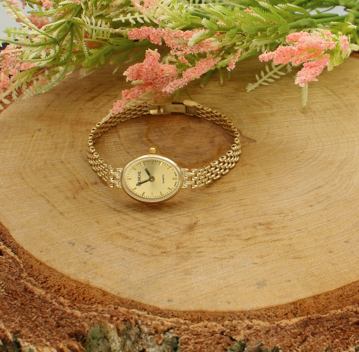 Damski zegarek złoty GENEVE ZG 147 wyposażony jest w kwarcowy mechanizm, zasilany za pomocą baterii. Posiada bardzo wysoką dokładność mierzenia czasu +- 10 sekund w przeciągu 30 d (2).jpg